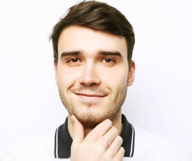 Beyaz arka planda yakışıklı moda adamı