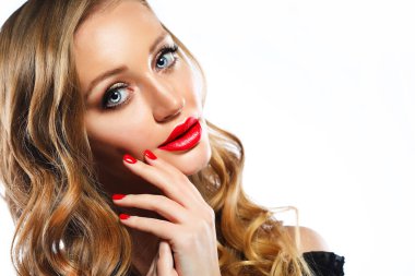 Dudakları kırmızı dudaklı ve sarı kıvırcık saçlı bir kadın..