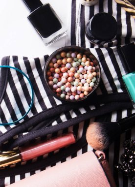 Gözlüklü, temeli, dudak parlatıcısı olan stilize kadın bezi.,