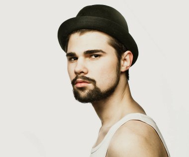 Beyaz arka planda sakallı genç bir adam