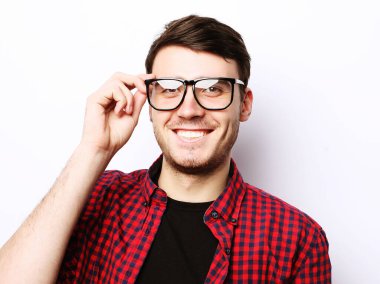 Gözlük takan genç bir adam.