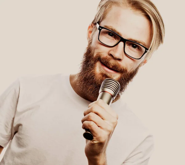 Boy Rocking Out. Imagen de un guapo barbudo cantando al micrófono. Retrato emocional de un chico atractivo con barba sobre un fondo blanco — Foto de Stock