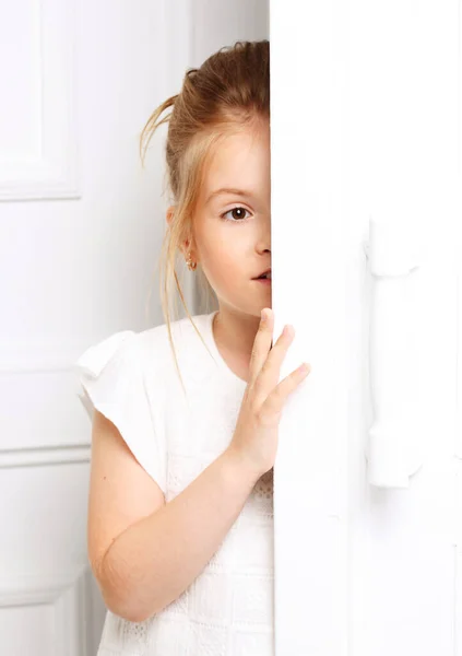 Moda infantil. Uma linda e pensativa garota loira séria — Fotografia de Stock