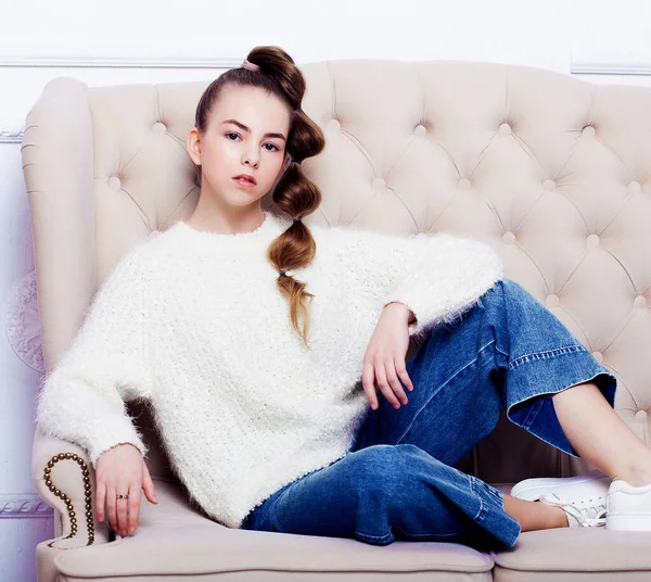 Chica adolescente con estilo en ropa casual sentado en el sofá y posando — Foto de Stock