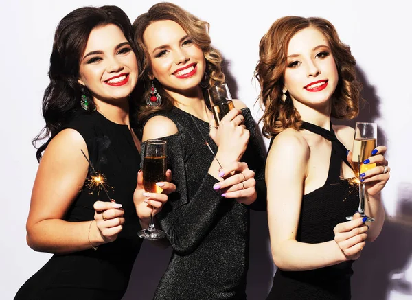 Retrato de jovens mulheres elegantes com copos de champanhe na celebração — Fotografia de Stock