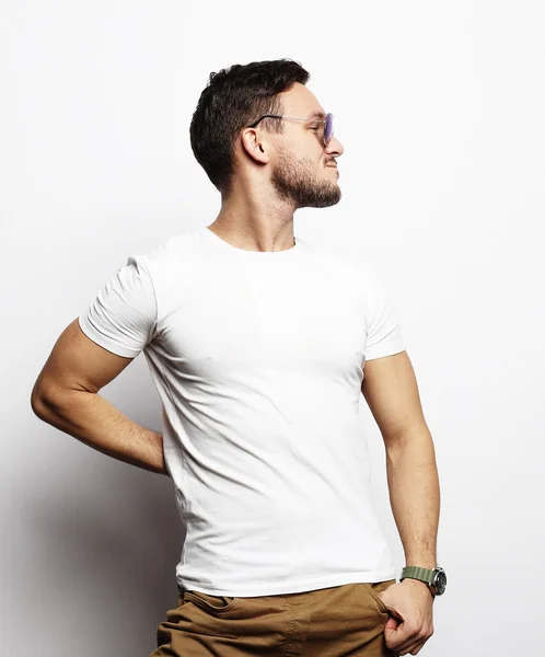 Elegante joven guapo manin ropa casual inteligente y gafas de sol. — Foto de Stock