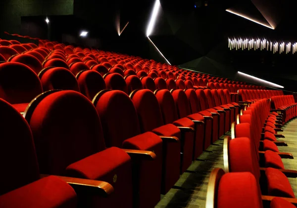 Sillas de teatro numeradas con terciopelo rojo — Foto de Stock