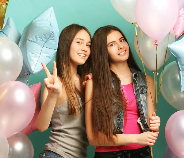 Životní styl a lidé koncept: dvě dívky přátelé s colorfoul — Stock fotografie