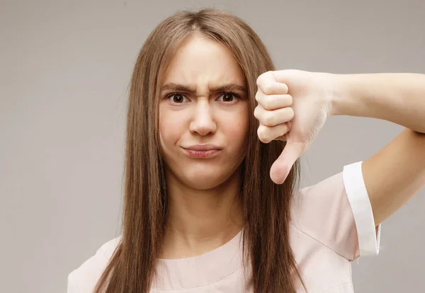 Hermosa joven mujer decir no sobre fondo gris — Foto de Stock