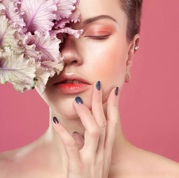 Vacker ung kvinna med makeup i mjuka färger håller en stor rosa blomma, skönhet koncept — Stockfoto