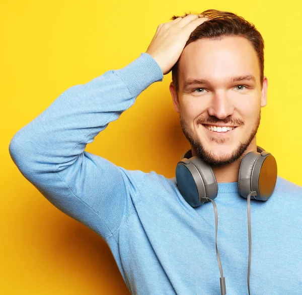 Életmód és emberek koncepció: fiatal férfi zenét hallgatni — Stock Fotó