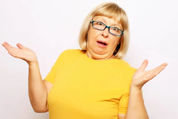 Estilo de vida, emoción y concepto de la gente: vieja hermosa mujer sorprendida agradable. Aislado sobre fondo blanco. —  Fotos de Stock