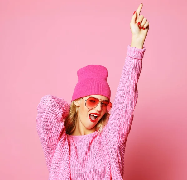 Cool veselá dívka s jasně červenými rty nosí moderní pletenou čepici — Stock fotografie