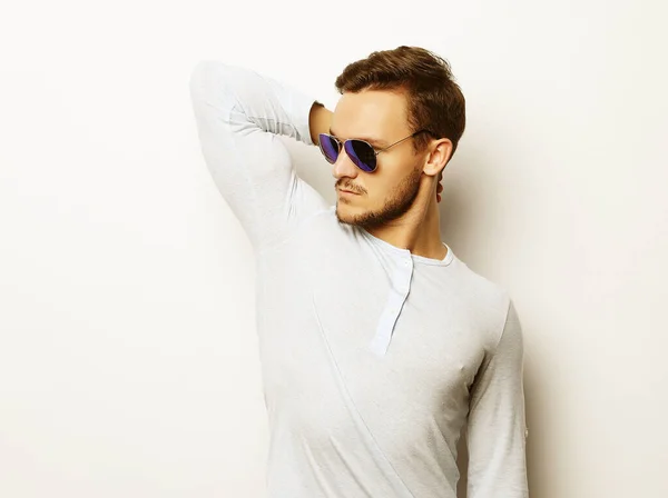 Young man in smart wear, wearing fashion sunglasses — Stock Photo, Image