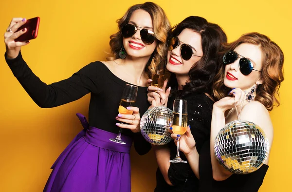 Primer plano del grupo de chicas riendo teniendo fiesta, tomar selfie con teléfono inteligente — Foto de Stock