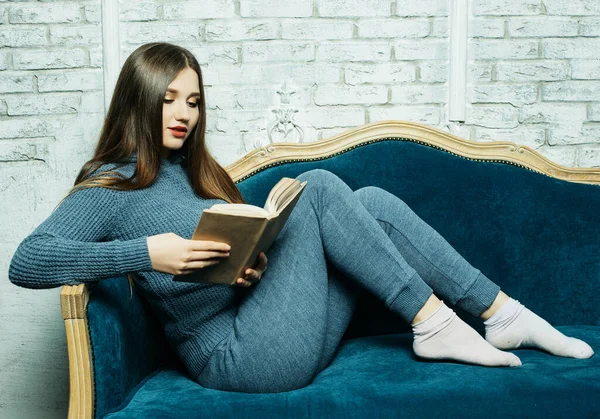 Gelukkig vrouw ontspannen thuis en het lezen van een boek — Stockfoto