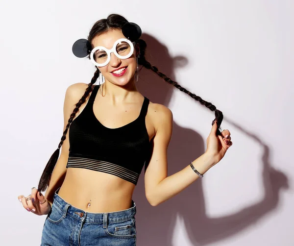 Skönhet och mode koncept: ung kvinna med kreativa solglasögon — Stockfoto
