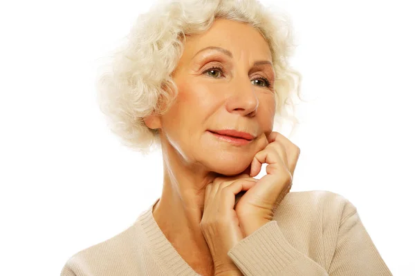 Estilo de vida, la emoción y el concepto de la gente: gris pelo viejo agradable hermosa mujer riendo. Aislado sobre fondo vwhite — Foto de Stock