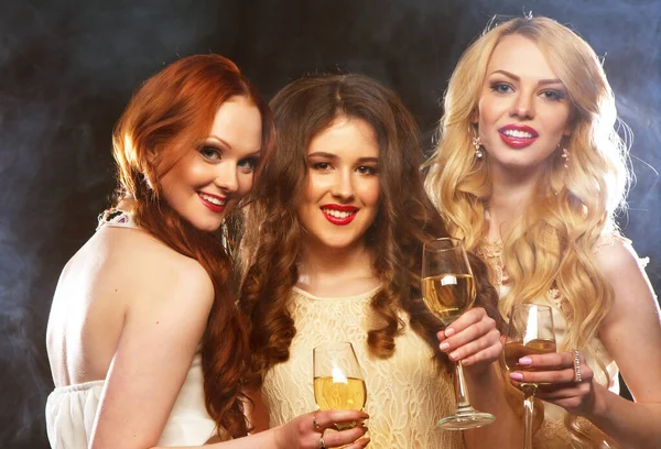 Életmód, party és emberek koncepció - Bulizó lányok csoportja csattogó furulyák pezsgővel — Stock Fotó