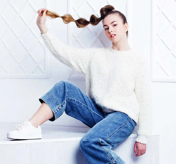 Concepto de moda y gente: chica adolescente con estilo en ropa casual sentada en las escaleras y posando —  Fotos de Stock