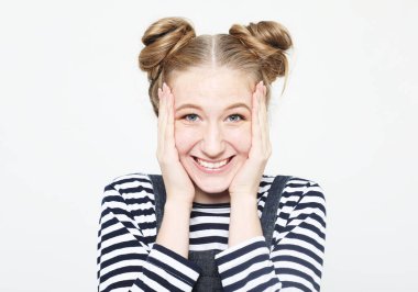 Yaşam tarzı, duygu ve insan konsepti: Gündelik giyinen genç, şaşkın kadın