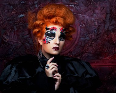 Gotik cadı. Cadılar Bayramı resmi. Parlak makyajlı kızıl saçlı kadın..