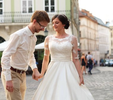 Lüks romantik mutlu gelin ve damat evliliği kutluyor.