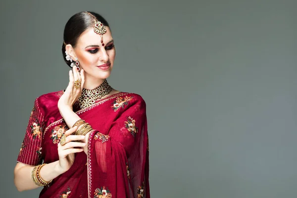 Красивая индийская девушка на сером фоне. Молодая индуистка модель с ювелирным набором . — стоковое фото
