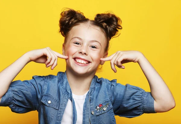 Close up de menina engraçada com cabelo encaracolado loira rindo, olhando na câmera com expressão satisfeita — Fotografia de Stock