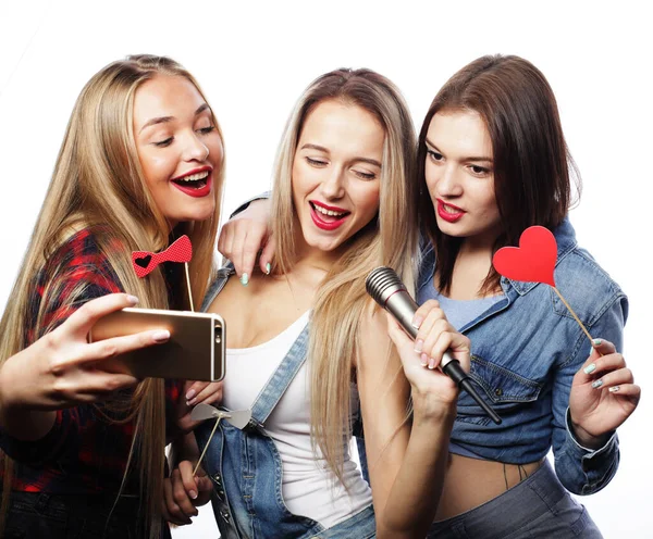 Livsstil, fest och människor koncept: roliga flickor, redo för fest, selfie witn mobil — Stockfoto