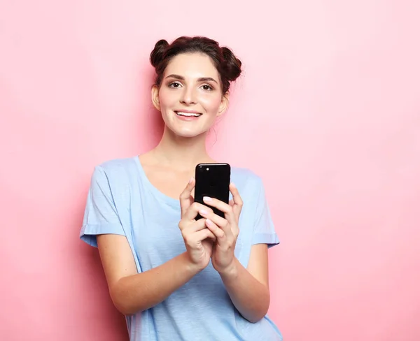 Ung vacker brunett kvinna med smart telefon, tittar på skärmen och är förvånad. — Stockfoto