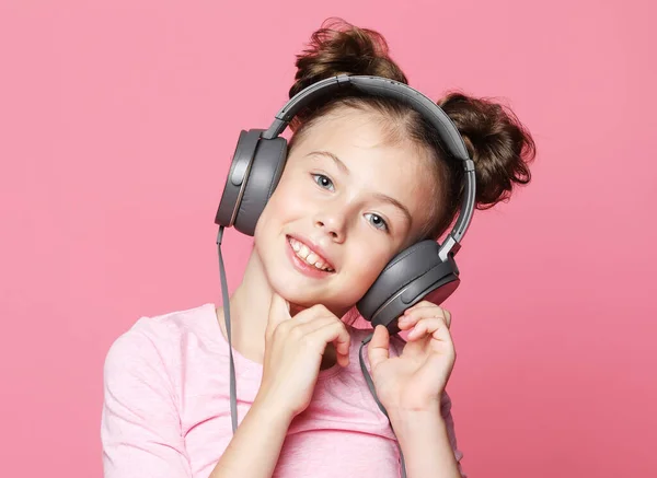 Emoción, infancia, tehnología y concepto de personas: chica feliz con auriculares escuchando música — Foto de Stock