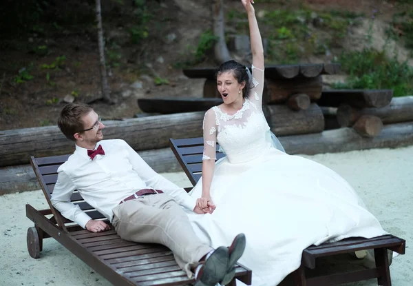 Eine junge Braut und ein junger Bräutigam, die im Sommer zusammen im Freien stehen — Stockfoto