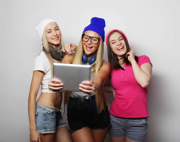 Tři dívky přátelé brát selfie s digitálním tabletu — Stock fotografie