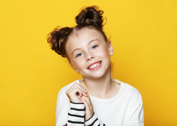 Close up de menina engraçada com cabelo encaracolado loira rindo, olhando na câmera com expressão satisfeita — Fotografia de Stock