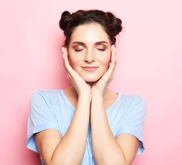 Young brunette woman with her fingers to her chin reminiscing and recalling fond memories, close up portrait. — Stock Photo, Image