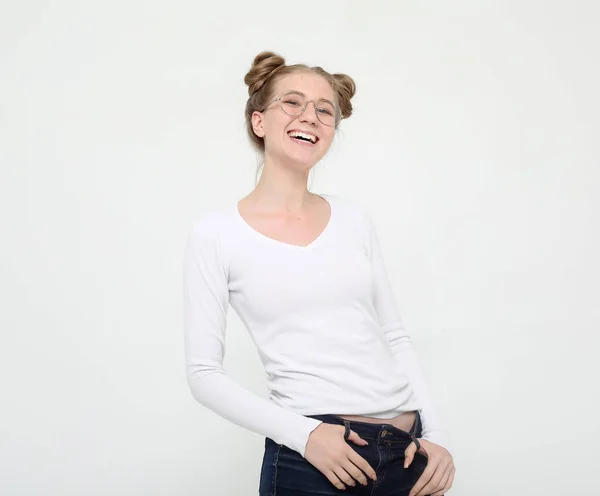 Estilo de vida y concepto de la gente: Joven linda chica rubia sonriente —  Fotos de Stock