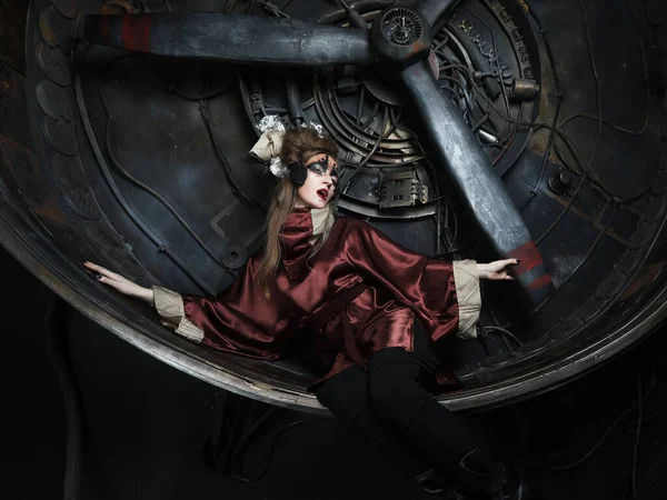 Επιθετική κομψή κυρία steampunk σε ένα δημιουργικό εσωτερικό. — Φωτογραφία Αρχείου