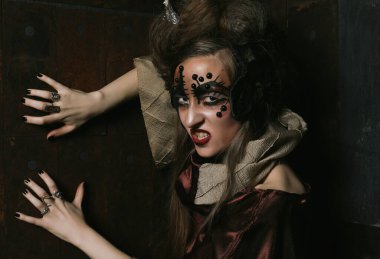 Yaratıcı bir iç mekanda agresif stil sahibi steampunk bayan..