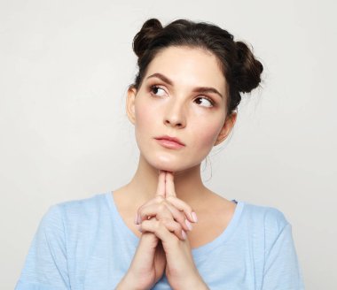 Genç esmer kadın parmaklarını çenesine dayamış eski anılarını anımsıyor, portreyi kapatıyor..