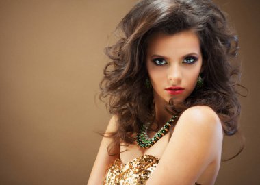 Kıvırcık sarı saçlı, çekici görünüşlü, şehvetli dudaklı, manken gibi çekici bir kadın.