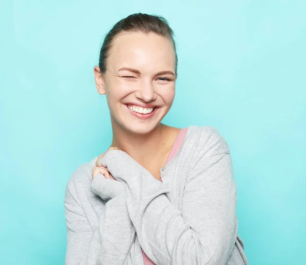 Estilo de vida, emoción y concepto de la gente: Joven linda mujer rubia sonriente sobre fondo azul — Foto de Stock