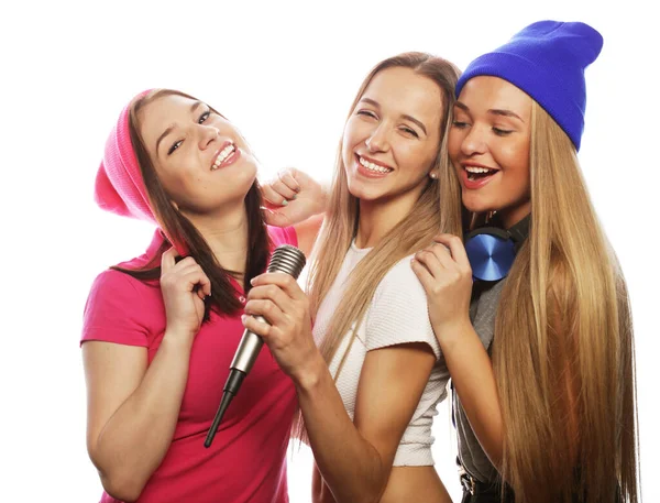 Meninas hipster elegantes bonitas cantando karaoke — Fotografia de Stock