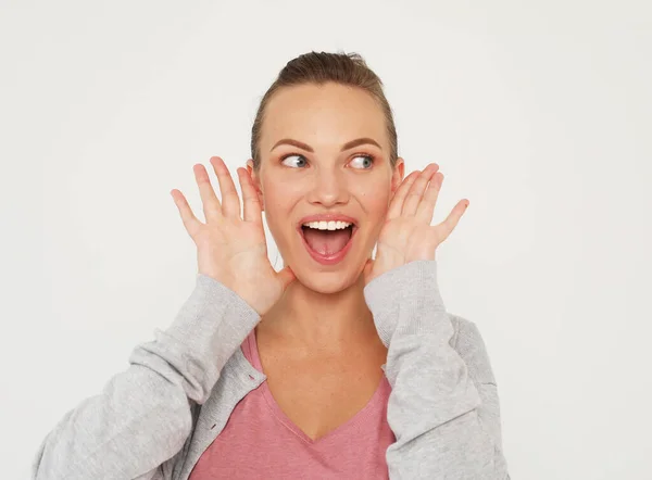 Mode de vie, émotion et concept de personnes : Jeune femme surprise portant décontracté, sourire et heureux — Photo