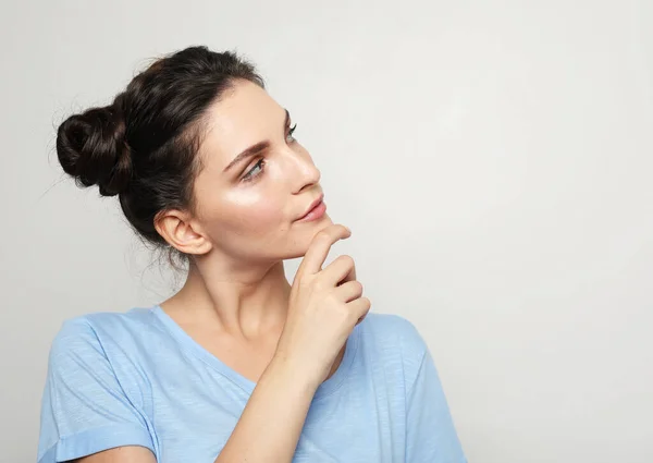 Mladá brunetka s prsty na bradě připomínající a připomínající krásné vzpomínky, zavřít portrét. — Stock fotografie