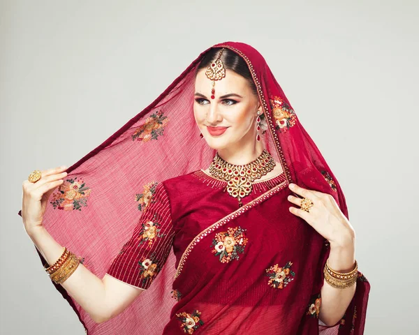 Gri arka planda güzel bir Hintli kız. Mücevher seti olan genç Hintli kadın model. . — Stok fotoğraf