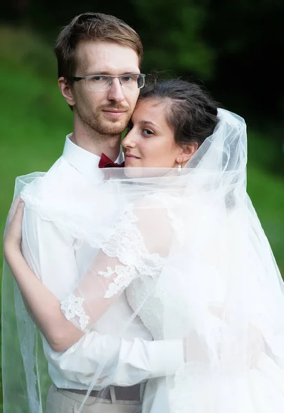 Una giovane sposa e lo sposo in piedi insieme all'aperto, ora esatta — Foto Stock