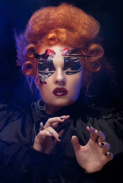 Gotische Hexe. Halloween-Bild. Rothaarige Frau mit hellem Make-up. — Stockfoto