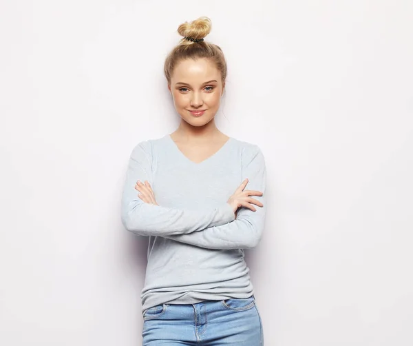 Mujer Rubia Joven Alegre Con Los Brazos Cruzados Sonriendo Mirando —  Fotos de Stock