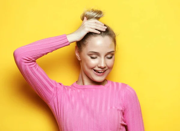 Jong Vrolijk Blond Vrouw Glimlachen Lachen Kijken Naar Camera Gele — Stockfoto